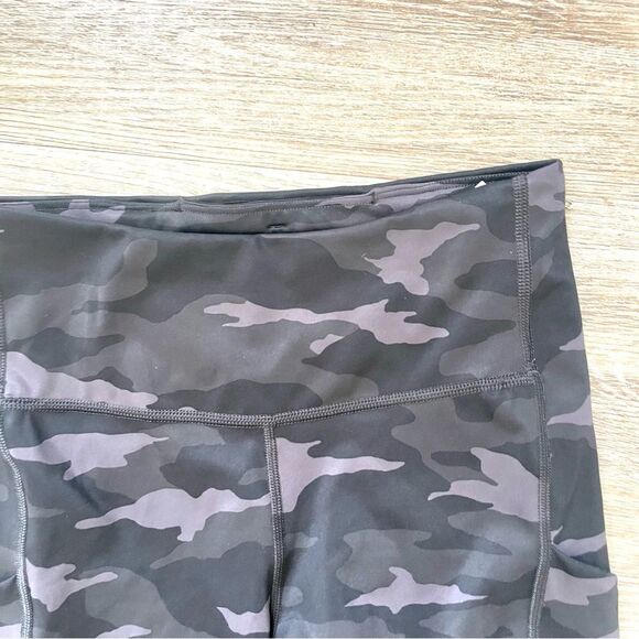 Athleta Ultimate  Camo 7/8 tight - Picture 5 of 13